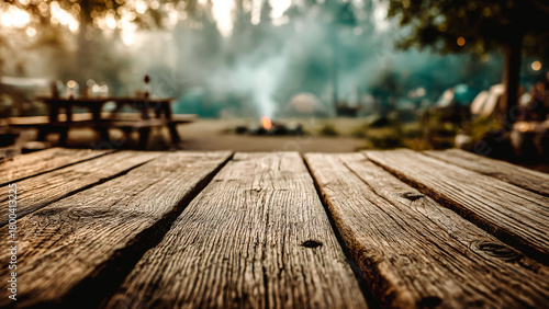 Premier plan avec planches en bois et arrière-plan flou avec scène de camping dans la forêt