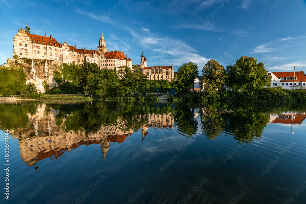 Obraz premium Stunning Summer Reflection of Schloss Sigmaringen in Germany