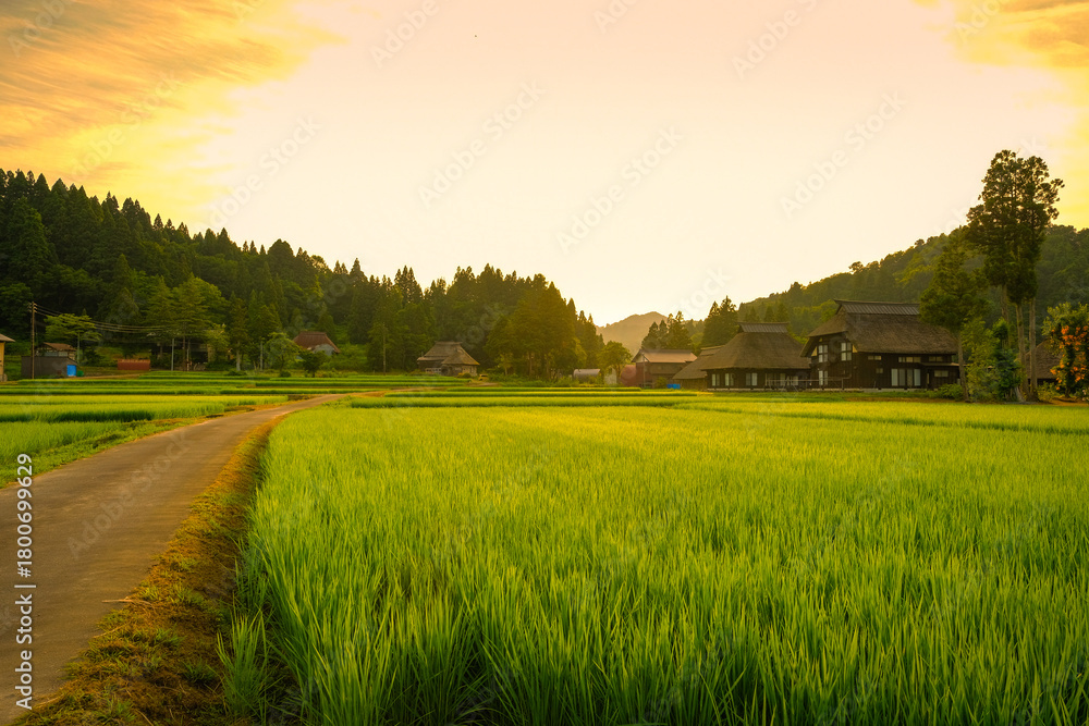 Obraz premium 荻ノ島環状集落 夏 夕暮れ