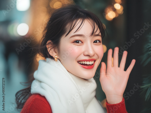 クリスマスシーズンにデートをする美しい女性。