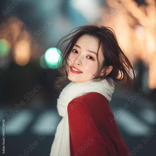 クリスマスシーズンにデートをする美しい女性。