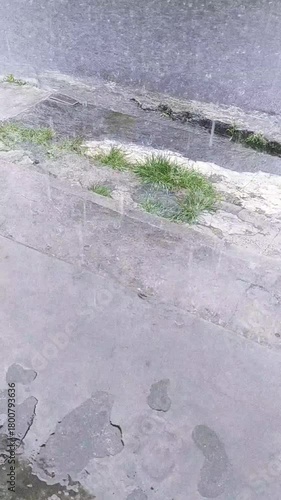 heavy rain in the front area of ​​the house