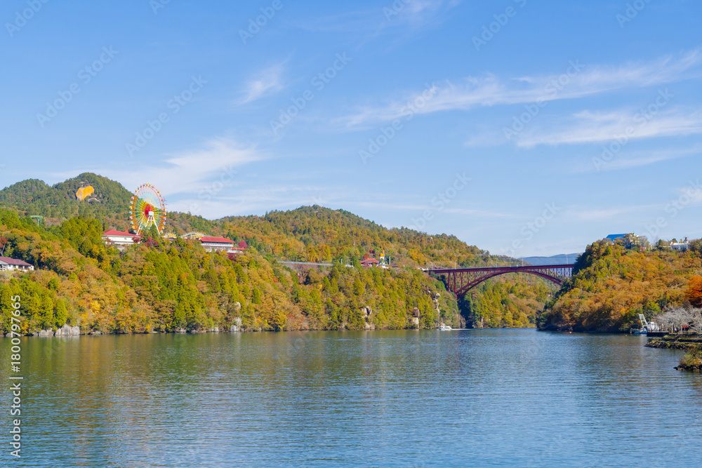 Fototapeta premium 秋の恵那峡大橋と紅岩（岐阜県恵那市）