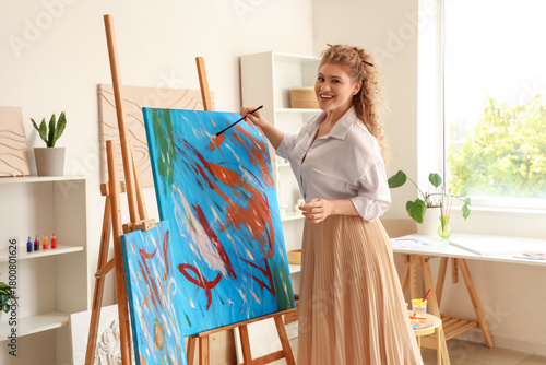 Beautiful artist painting o...