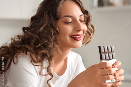 Pretty young woman eating s...