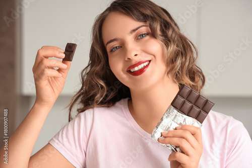 Pretty young woman eating s...