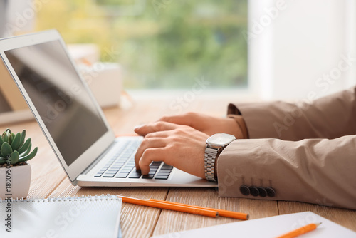 Young businessman's hands u...