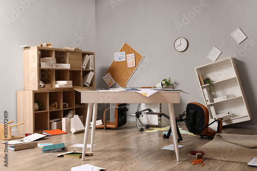 Φωτογραφία Interior of messy office with desks and scattered documents after earthquake