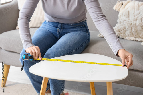 Woman measuring white coffe...