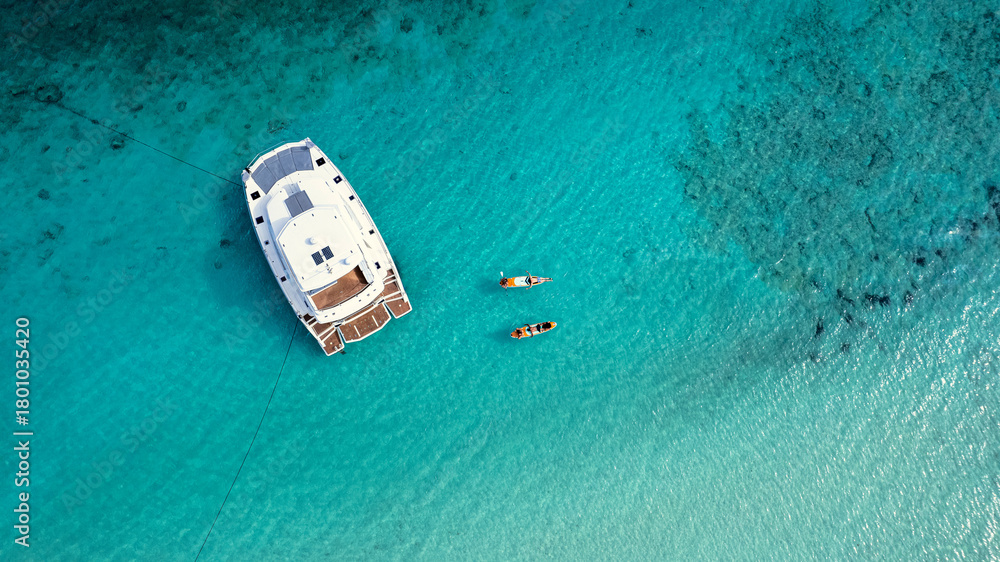 Fototapeta premium Yate y paddle board en caribe mexicano