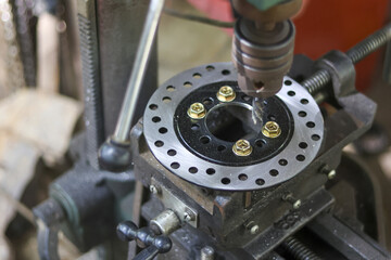 Tableau sur plexiglas Moto Perceuse industrielle sur disque de frein moto  © CoreRock