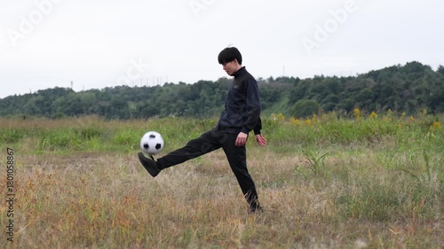 リフティングの練習をするサッカー選手のスローモーション