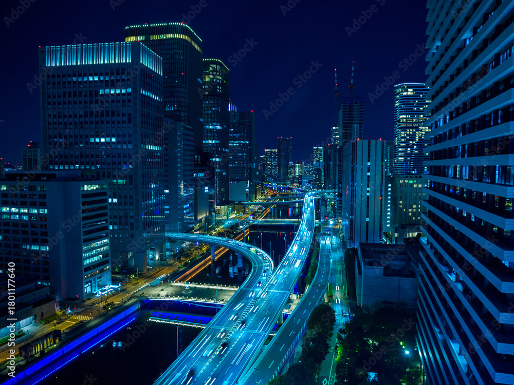 Fototapeta premium 大阪の夜景 大阪中之島のハイウェイを走る車