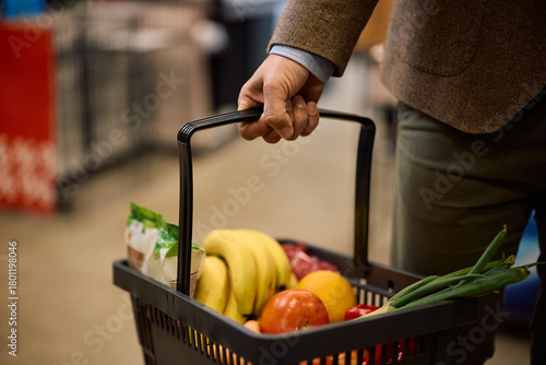 Foto Close up of man shopping groceries at supermarket.