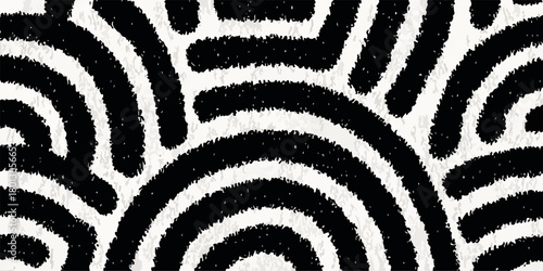 Motivo astratto a strisce curve in bianco e nero con texture granulosa, ideale per sfondi e design grafici.
