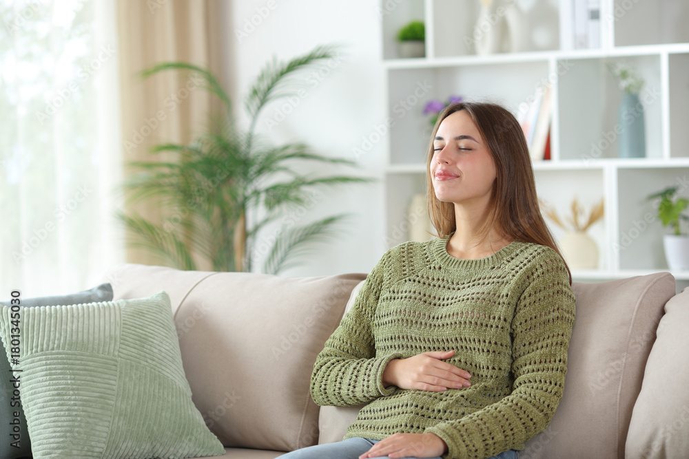 Obraz premium Woman enjoying a healthy bowel tract at home