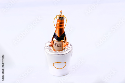 Christbaumkugel als Sektflasche