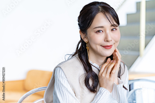 ナチュラルで落ち着いた雰囲気の女性ポートレート