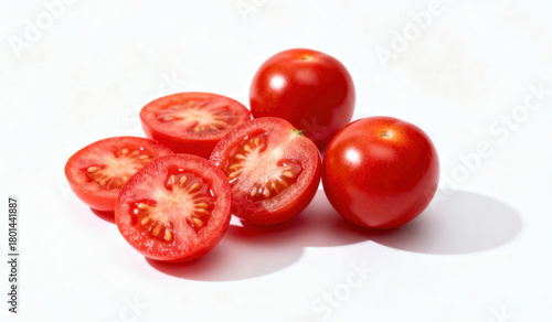 Pomodorini interi e tagliati isolati. Generative AI