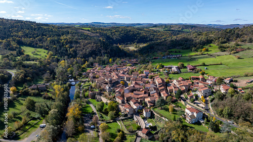 Paysage de Haute-Loire autour du village de Lavaudieu dans les montagnes d'Auvergne