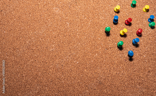 Φωτογραφία cork board with colored pins on it