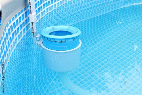 Fotografía Top view of the blue skimmer for cleaning the pool in clear water