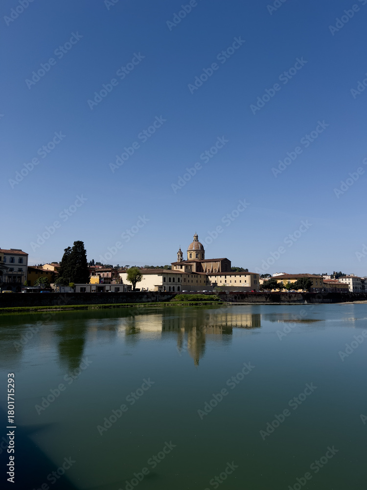 Obraz premium vista di chiesa sull'arno di firenze