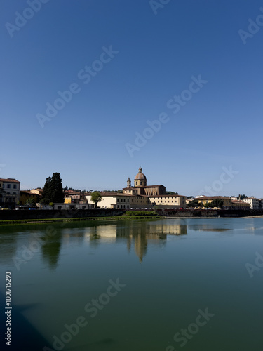 vista di chiesa sull'arno di firenze