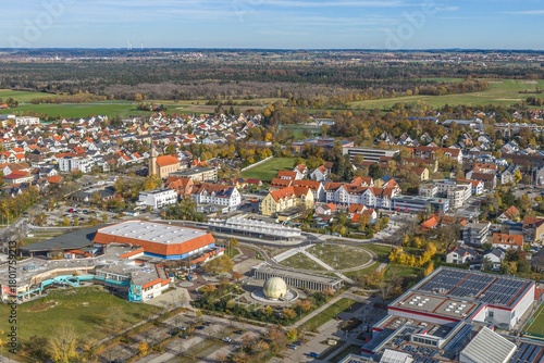 Die schwäbische Stadt Königsbrunn auf dem Lechfeld bei Augsburg aus der Vogelperspektive