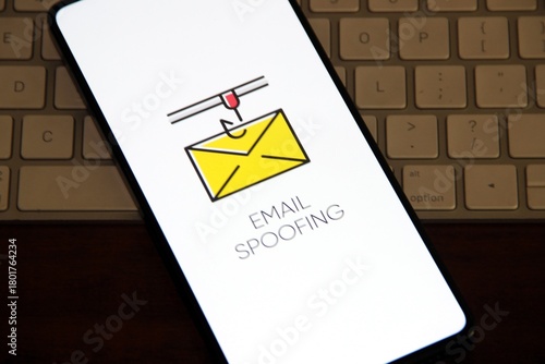 Email Spoofing - Falsificação do endereço do remetente de uma mensagem de e-mail para que ela pareça ter vindo de uma fonte legítima e confiável, quando na verdade não veio.