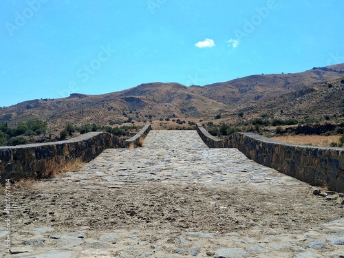 фотографія Sopra il Ponte dei Saraceni, l'antico ponte medievale sul fiume Simeto in Sicilia