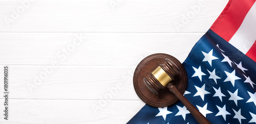 Papier peint Judge gavel and American flag on a white wooden desk