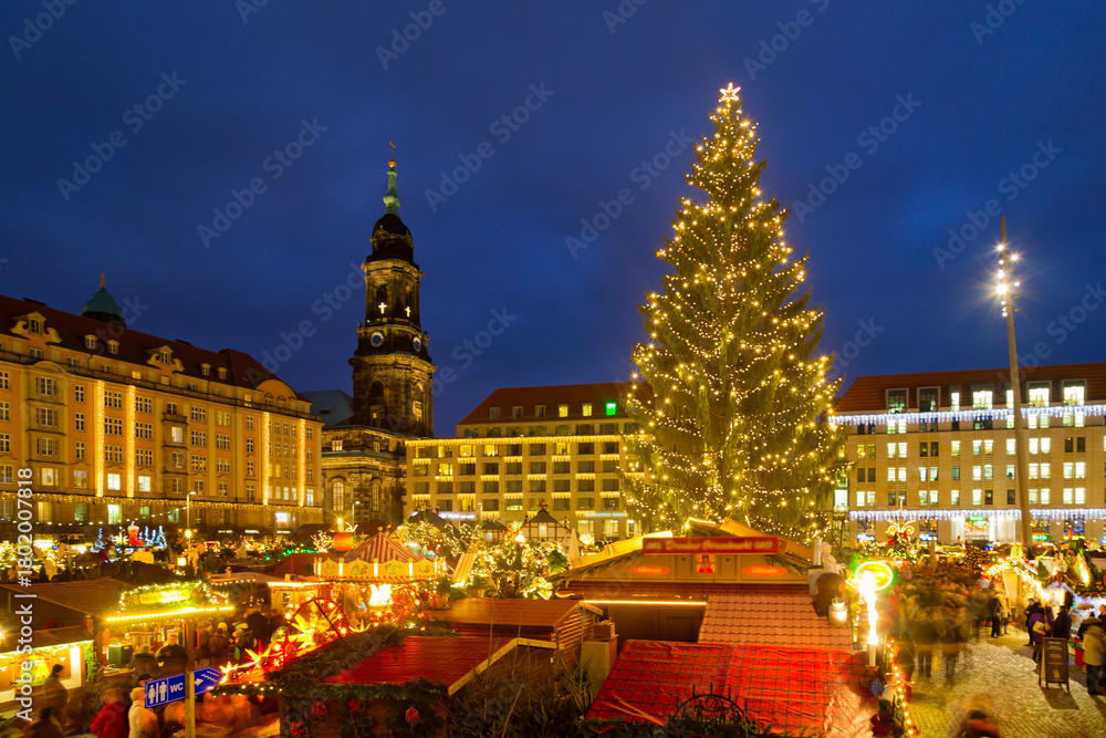 Obraz premium Panoramic view of the Striezelmarkt Christmas market in Dresden, Germany