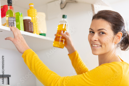 Billede på lærred young woman doing housework cleaning the kitchen
