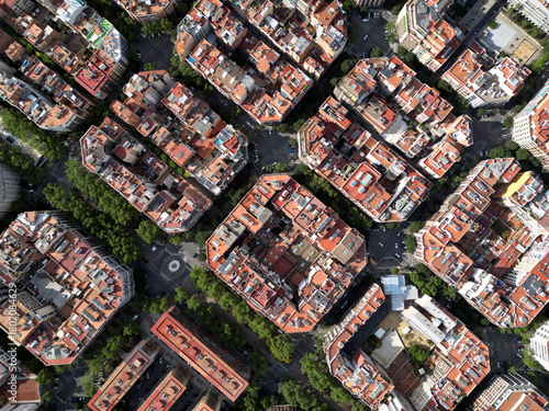 Canvas Print Aerial view of Barcelona Eixample residential district and Sagrada Familia Basilica at sunrise