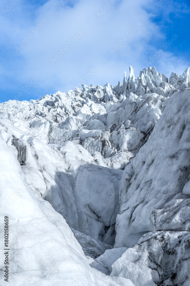 Obraz premium urope’s largest glacier unfolds like a shimmering sea of ice, with towering peaks, deep crevasses, and silent, majestic landscapes that take your breath away.