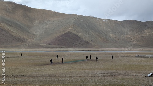 Foto people playing cricket in the barren land of Ladakh, India - panoramic view