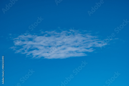 Foto Nubes blancas alargadas sobre un cielo azul