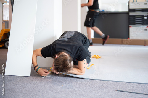 Bodenbelag exakt anpassen – Handwerker arbeitet präzise am Randbereich