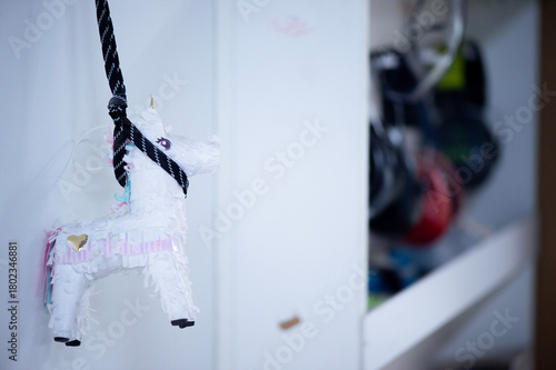 Piñata, Einhorn, Partydeko, Hängedeko, Kindergeburtstag, Feier, Dekoration, Bastelarbeit, Papierfigur, Einhornfigur, Partyszene, Überraschung, Fest, Kinderparty, Geburtstag, Einhornparty, Pappfigur, G