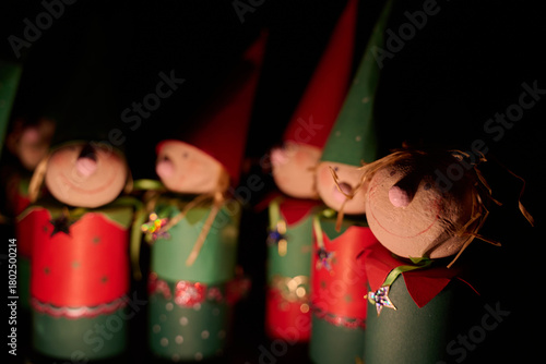 Wichtelfiguren aus Papier als Adventskalender