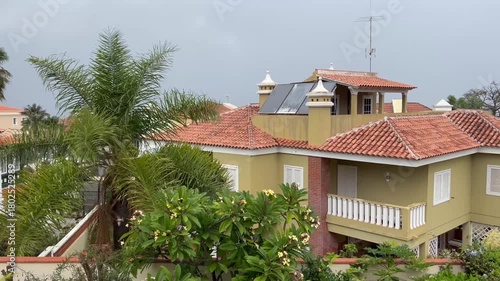 Día de viento y lluvia en una zona residencial del Puerto de la Cruz en Tenerife, Canarias