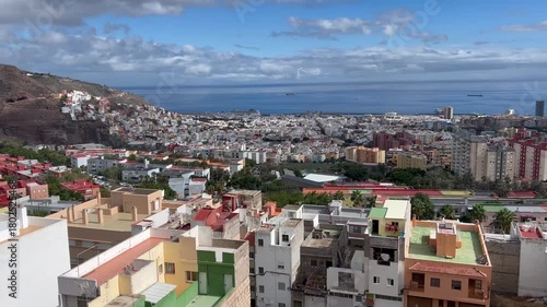 Vista panorámica de barrios y ciudad de Santa Cruz de Tenerife, islas Canarias