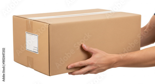 Cajas de cartón en manos de repartidor o trabajador de almacén, primer plano sobre fondo blanco