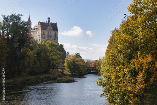 Schloss Sigmaringen an der Donau mit herbstlichen Bäumen und blauem Himmel