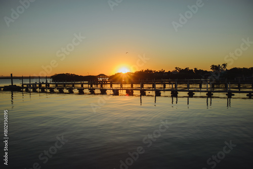 Wallpaper Mural Atardecer en el lago Torontodigital.ca