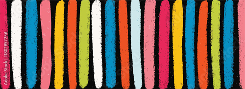 활기찬 색상의 수직선들이 손으로 그린 듯한 질감으로 검은 배경 위에 배열된 현대적인 추상 벡터 패턴입니다.