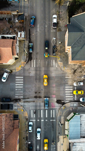 Intersección con autos amarillos (vista aérea color)