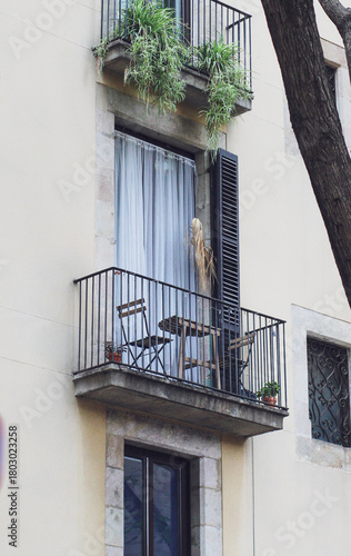 Balcón con mesa y plantas (Barcelona, ESPAÑA)