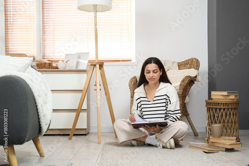 Beautiful young woman readi...